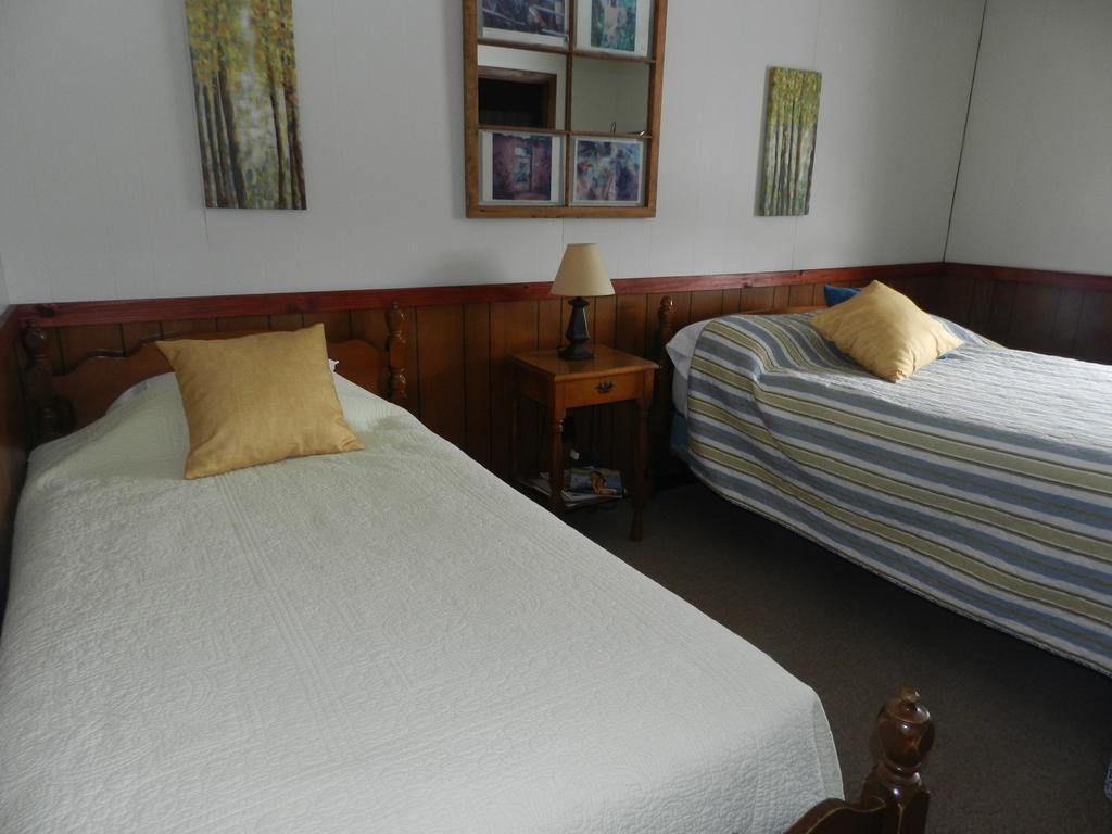 Swiss Farm Inn Pittsfield Room photo